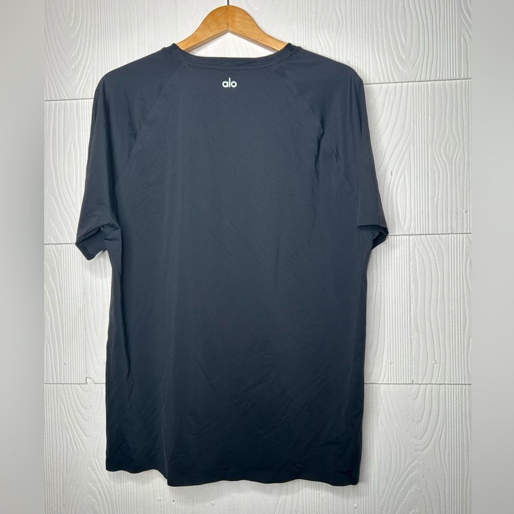 ALO Yoga Men's Short-Sleeve  Size Large. - Picture 2 of 4